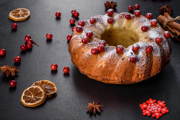 Weihnachten Festliches Pfund Kuchen Mit Preiselbeeren Dekoriert Blick Von Oben — Stockfoto