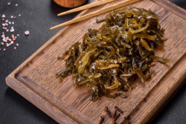 Lezzetli taze deniz lahanası yenmeye hazır. İyot içerikli sağlıklı vejetaryen yemekleri