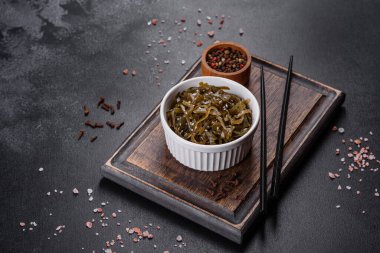 Lezzetli taze deniz lahanası yenmeye hazır. İyot içerikli sağlıklı vejetaryen yemekleri