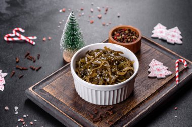 Lezzetli taze deniz lahanası yenmeye hazır. İyot içerikli sağlıklı vejetaryen yemekleri