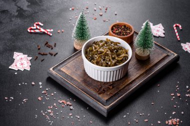 Lezzetli taze deniz lahanası yenmeye hazır. İyot içerikli sağlıklı vejetaryen yemekleri