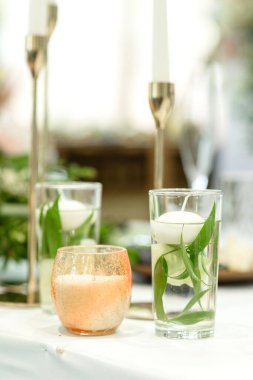 Düğün töreni için restoranda güzel çiçek kompozisyonları. Damat ve gelinin resmedildiği resmi tören