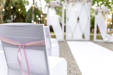 Düğün töreni için restoranda güzel çiçek kompozisyonları. Damat ve gelinin resmedildiği resmi tören
