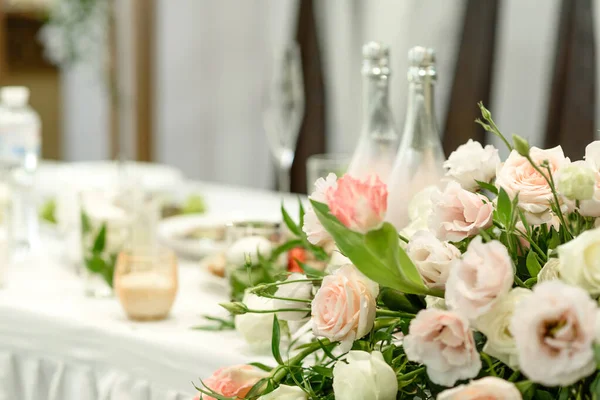 Vackra Blomsterkompositioner Restaurangen För Bröllopsceremonin Högtidlig Ceremoni Målning Brudgummen Och — Stockfoto