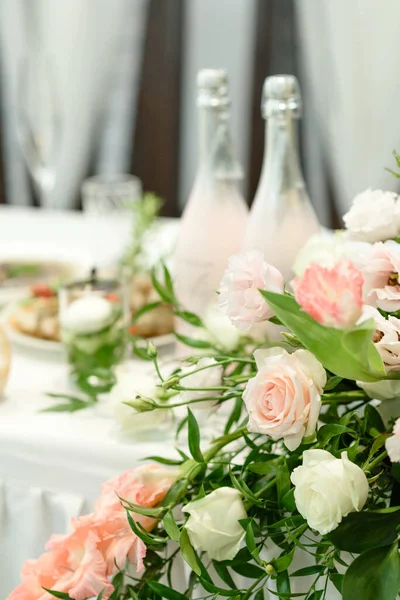 Vackra Blomsterkompositioner Restaurangen För Bröllopsceremonin Högtidlig Ceremoni Målning Brudgummen Och — Stockfoto