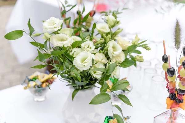 Vackra Blomsterkompositioner Restaurangen För Bröllopsceremonin Högtidlig Ceremoni Målning Brudgummen Och — Stockfoto