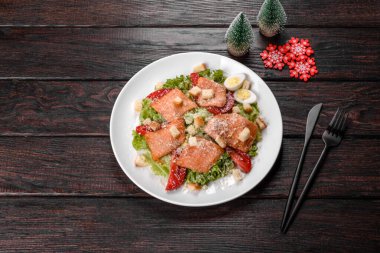 Noel masası için lezzetli taze salata. Festival masasının hazırlığı