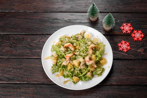 Leckerer Frischer Salat Für Die Weihnachtstafel Vorbereitung Der Festtafel — Stockfoto