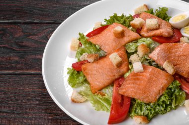 Şenlik masası için kırmızı balıklı lezzetli taze salata. Aile Tatili Hazırlanıyor