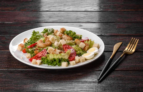 Köstlicher Frischer Salat Mit Garnelen Für Die Festtafel Vorbereitung Auf — Stockfoto
