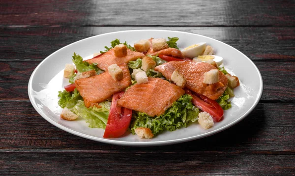 Köstlicher Frischer Salat Mit Rotem Fisch Für Die Festtafel Vorbereitung — Stockfoto