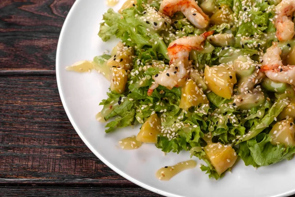 Köstlicher Frischer Salat Mit Garnelen Und Birne Für Die Festtafel — Stockfoto