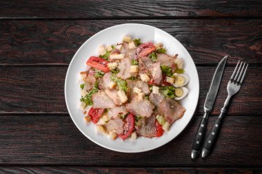 Pastırmalı taze salata, baharatlı ve yeşillikli domates. Şenlikli aile sofrasının hazırlıkları