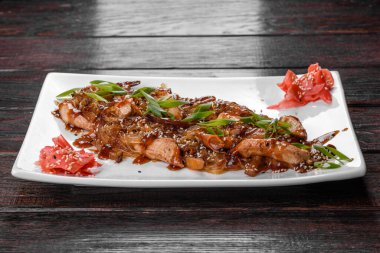 Lezzetli taze udon, tavuk ve baharatlı pirinç eriştesi ve yeşillik. Şenlikli aile sofrasının hazırlıkları