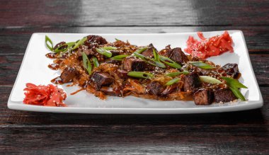 Lezzetli taze udon sığır eti ve baharatlı pirinç eriştesi ve yeşillik. Şenlikli aile sofrasının hazırlıkları