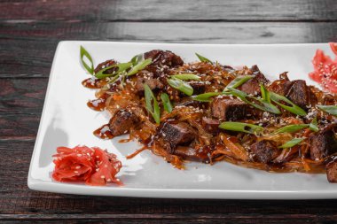 Lezzetli taze udon sığır eti ve baharatlı pirinç eriştesi ve yeşillik. Şenlikli aile sofrasının hazırlıkları