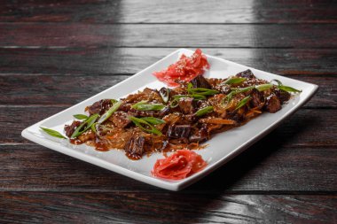 Lezzetli taze udon sığır eti ve baharatlı pirinç eriştesi ve yeşillik. Şenlikli aile sofrasının hazırlıkları