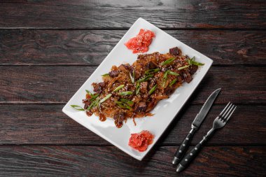 Lezzetli taze udon sığır eti ve baharatlı pirinç eriştesi ve yeşillik. Şenlikli aile sofrasının hazırlıkları