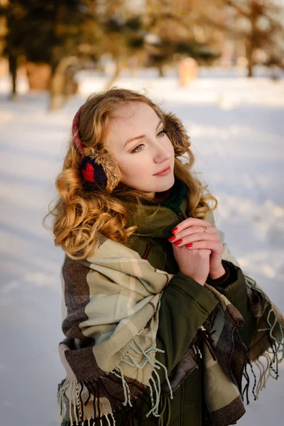 Красивая девушка на зимней прогулке — стоковое фото