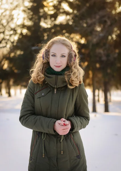 Het mooie meisje op winter wandeling — Stockfoto