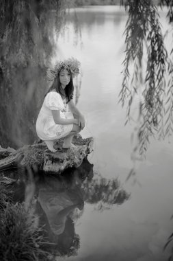 Bir çelenk güzel kız