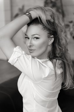 Güzel kadın fotoğrafı siyah-beyaz