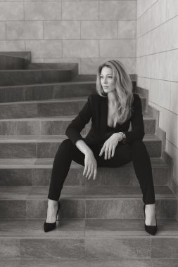 Moda stil kız siyah-beyaz fotoğraf