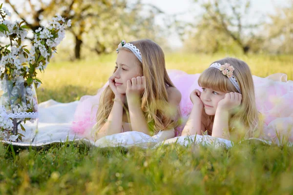 Två små söta flickor systrar i rosa klänningar — Stockfoto