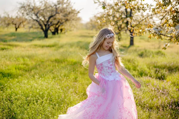 Dos niñas monas hermanas en vestidos rosados — Foto de Stock