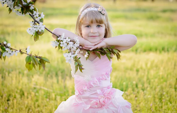 Két kis aranyos lány nővére rózsaszín ruha — Stock Fotó