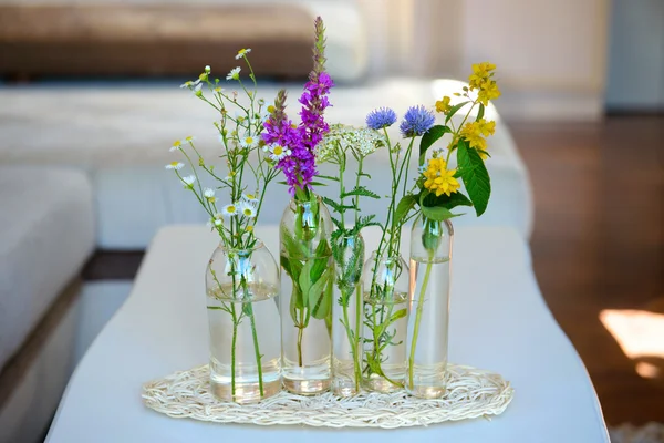 Szklane wazony z kwiatami — Zdjęcie stockowe