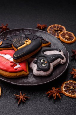 Cadılar Bayramı kurabiyeleri, şekerler, zencefilli çörek, kedi, yarasa ve şapka. Tasarımınız için Cadılar Bayramı kurabiyeleri.