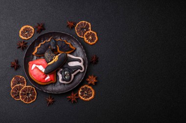 Cadılar Bayramı kurabiyeleri, şekerler, zencefilli çörek, kedi, yarasa ve şapka. Tasarımınız için Cadılar Bayramı kurabiyeleri.