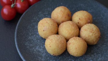 Peynirli toplar, kroket ya da patatesli arancini ya da pilav. Peynir topları, paket servis, fast food.