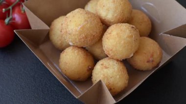 Peynirli toplar, kroket ya da patatesli arancini ya da pilav. Peynir topları, paket servis, fast food.
