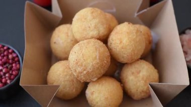 Peynirli toplar, kroket ya da patatesli arancini ya da pilav. Peynir topları, paket servis, fast food.