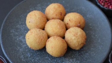 Peynirli toplar, kroket ya da patatesli arancini ya da pilav. Peynir topları, paket servis, fast food.