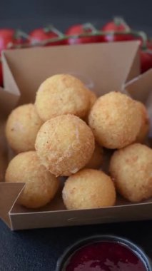 Peynirli toplar, kroket ya da patatesli arancini ya da pilav. Peynir topları, paket servis, fast food.