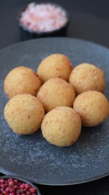Peynirli toplar, kroket ya da patatesli arancini ya da pilav. Peynir topları, paket servis, fast food.
