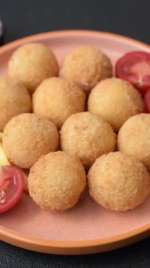 Peynirli toplar, kroket ya da patatesli arancini ya da pilav. Peynir topları, paket servis, fast food.