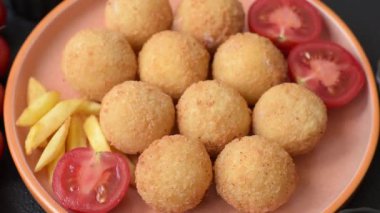 Peynirli toplar, kroket ya da patatesli arancini ya da pilav. Peynir topları, paket servis, fast food.