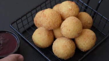 Peynirli toplar, kroket ya da patatesli arancini ya da pilav. Peynir topları, paket servis, fast food.