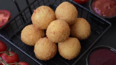 Peynirli toplar, kroket ya da patatesli arancini ya da pilav. Peynir topları, paket servis, fast food.