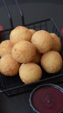 Peynirli toplar, kroket ya da patatesli arancini ya da pilav. Peynir topları, paket servis, fast food.