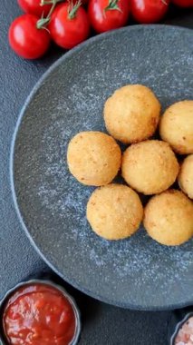 Peynirli toplar, kroket ya da patatesli arancini ya da pilav. Peynir topları, paket servis, fast food.
