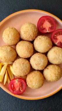 Peynirli toplar, kroket ya da patatesli arancini ya da pilav. Peynir topları, paket servis, fast food.