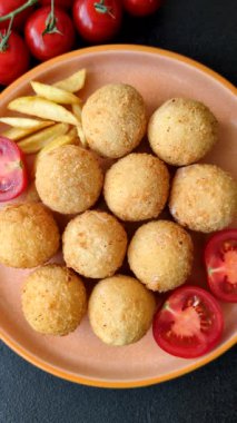Peynirli toplar, kroket ya da patatesli arancini ya da pilav. Peynir topları, paket servis, fast food.