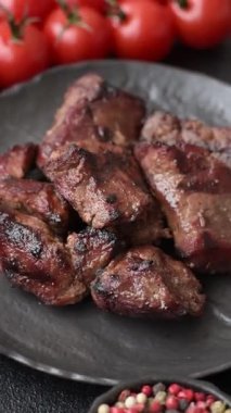 Biftek, parça parça ızgara et ya da soslu ve sebzeli kebap. Tasarımınız için parça parça et.