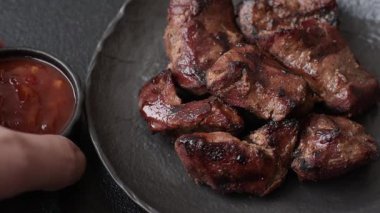 Biftek, parça parça ızgara et ya da soslu ve sebzeli kebap. Tasarımınız için parça parça et.