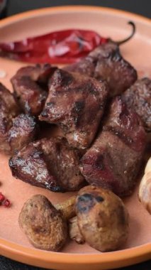 Biftek, parça parça ızgara et ya da soslu ve sebzeli kebap. Tasarımınız için parça parça et.